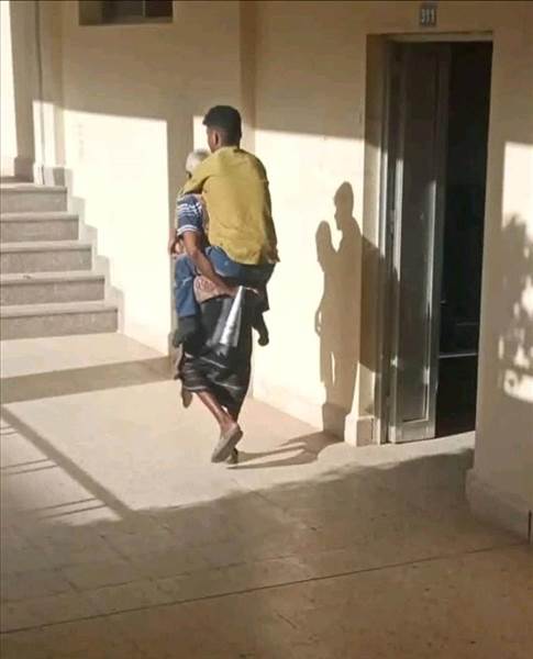A Yemeni Father’s Unbreakable Love: Carrying His Disabled Son to University Every Day