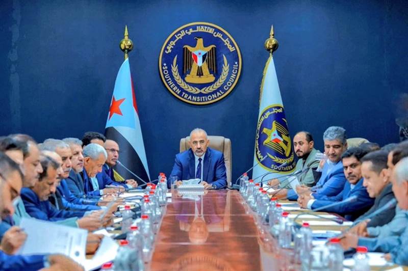 انفجار سياسي في عدن.. قيادي انتقالي يتهم العليمي بإدارة “خلايا إرهابية” والعريشي يرد: أنتم من سرقتم مؤسسات الدولة!