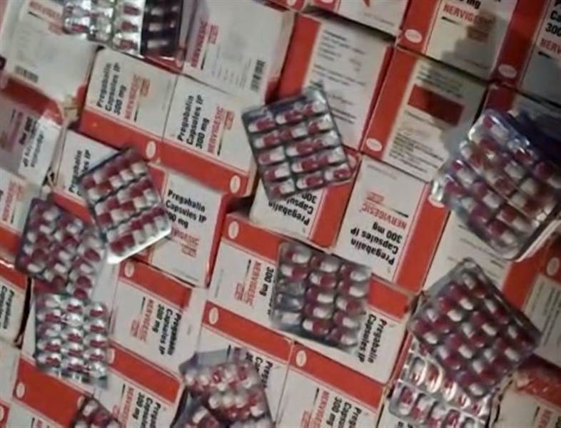 قوات الحملة الأمنية المشتركة تضبط سيارة تحمل حبوبًا مخدرة في لحج