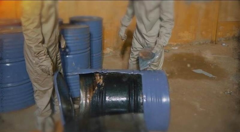 كانت في طريقها لجماعة الحوثي.. ضبط شحنة تحتوي على مواد كيميائية ومهام عسكرية في باب المندب (فيديو)