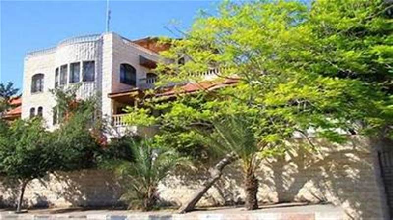 صراع كبير داخل جماعة الحوثي من اجل السيطرة على فيلا أحد الرؤساء العرب في صنعاء... من هو؟