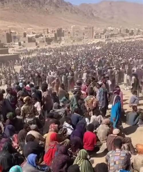 مخيمات غامضة ومخطط خطير.. الحوثيون يستقدمون آلاف الأفارقة إلى حدود السعودية ويهجّرون السكان لخلق “وقود حرب” جديدة