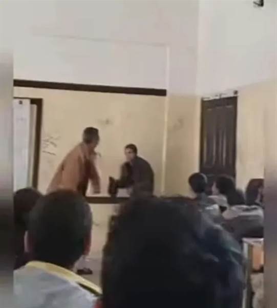 صدمة في اليمن.. فيديو يوثق اعتداء معلم على تلميذه يثير غضباً واسعاً ودعوات لمحاسبته