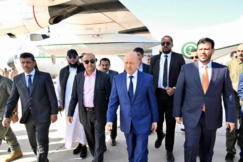 عودة العليمي إلى عدن لتعزيز مسار الإصلاحات الاقتصادية والمالية وتأكيد الالتزام بدفع الرواتب