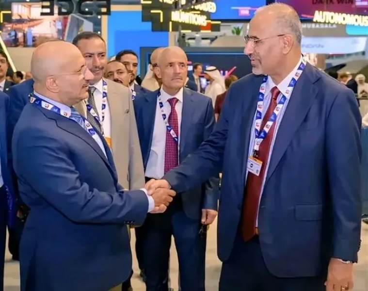 لقاء يمني رفيع في معرض دبي للطيران 2025...عيدروس الزبيدي وطارق صالح ووزير الدفاع وقيادات عسكرية بارزة