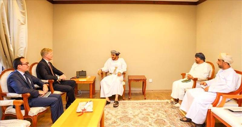 غروندبرغ يلتقي كبير مفاوضي الحوثيين في مسقط ويطالب بالإفراج عن موظفي الأمم المتحدة