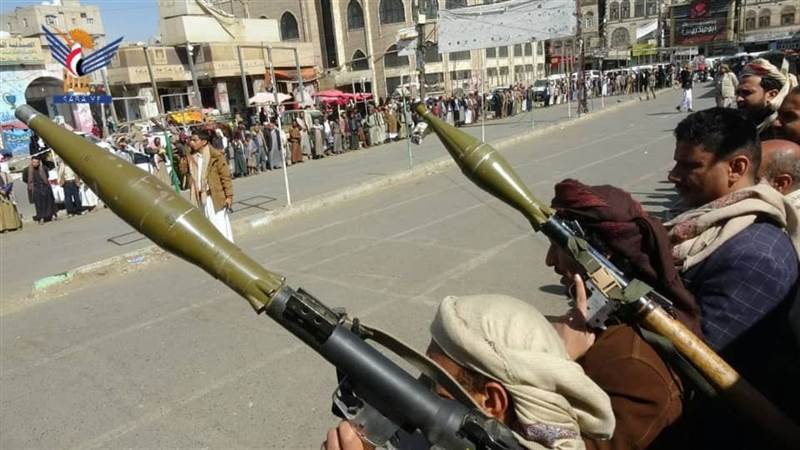 الحوثيون يوسّعون عسكرة المدن.. استعراضات مسلّحة داخل صنعاء وبرامج تجنيد وتعبئة شاملة