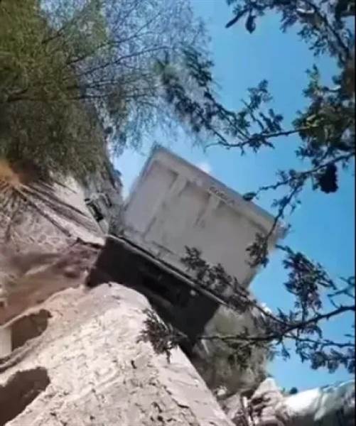 انهيار عبّارة في دمت يؤدي لانقلاب شاحنة محمّلة بالرخام دون إصابات