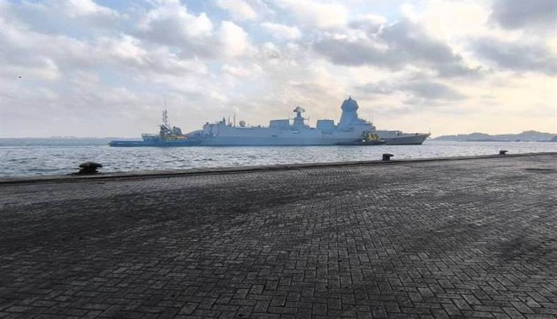 سفينة حربية هندية تصل ميناء عدن محمّلة بمساعدات طبية للحكومة اليمنية