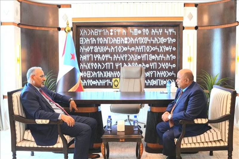 الزبيدي يلتقي محافظ حضرموت الجديد الخنبشي لبحث أولويات المرحلة وتعزيز حضور السلطة المحلية