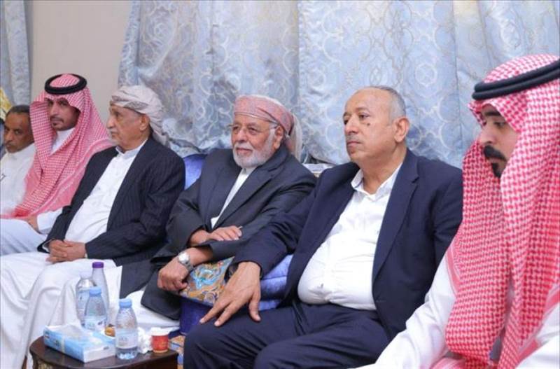 الأحمر في ظهور لافت: يعزّي بوفاة الشيخ المقرمي ويؤكد الحاجة لخطاب ديني معتدل