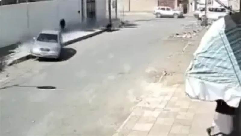شاهد:دهس مرعب أمام مدرسة في صنعاء.. مركبة تقودها فتاة تقتحم تجمع أطفال وتثير صدمة واسعة (فيديو)