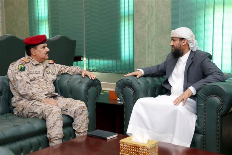 بدون علم ولا صورة الرئيس..صمت لافت من الدفاع على اجتياحات حضرموت والمهرة.. المحرّمي يناقش جبهات الحوثي ويتجاهل أحداث الشرق