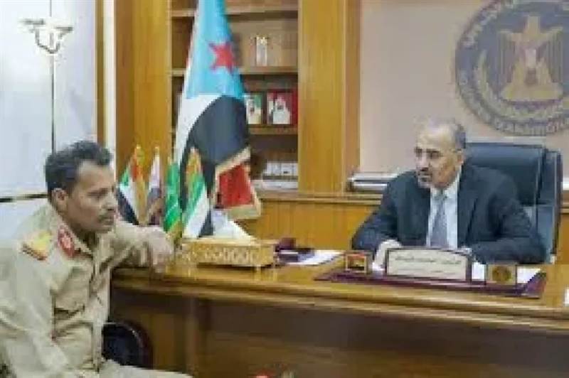 انقلاب على الشرعية في أبين.. المحافظ يوجّه برفع علم الجنوب فوق المعسكرات ويمهّد لانضمام رسمي للانتقالي