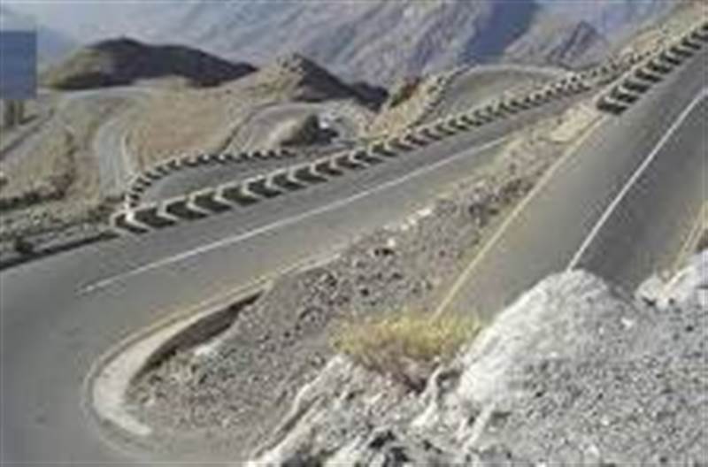 بعد ساعات من اجتماع الزبيدي في عدن.. ميليشيات الحوثي تفجّر طرقاً استراتيجية تربط البيضاء بالجنوب وتُشعل التوتر العسكري