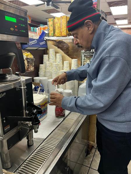 هذا حال اليمن ..نائب يمني في نيويورك يظهر وهو يعمل في محل تجاري بعيداً عن الأضواء