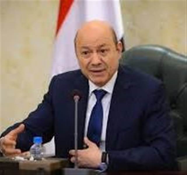 العليمي يشترط انسحابًا فوريًا من حضرموت والمهرة ويحذّر: تعليق أنشطة صندوق النقد إنذار خطير