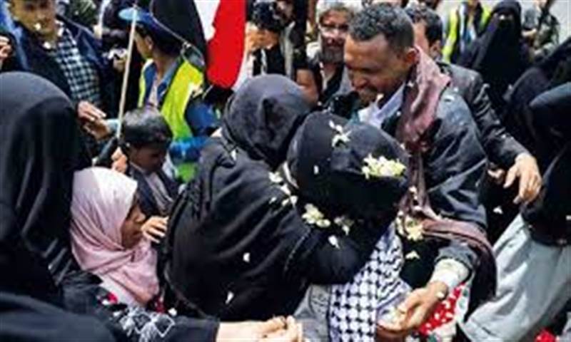 بين التفاؤل والحذر ..تحليل يمني: صفقة تبادل الأسرى إنجاز إنساني نتاج ضغوط إقليمية ودولية وتراجع ذرائع الحوثيين