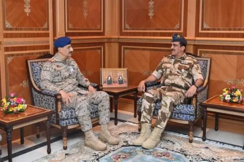حراك سعودي–عُماني رفيع في مسقط.. مباحثات سياسية وعسكرية بالتزامن مع تطورات المشهد اليمني