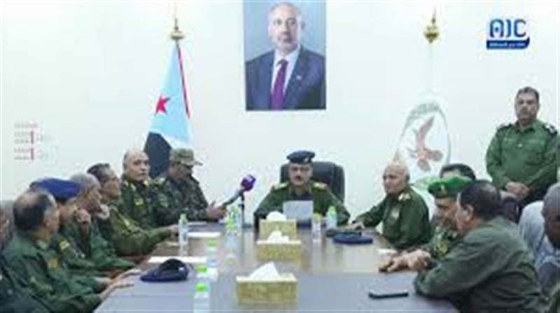 رغم تحذيرات قيادة وزارة الداخلية المعترف بها دولياً.. ضباط في عدن يعلنون تأييدهم للمجلس الانتقالي الجنوبي (فيديو)