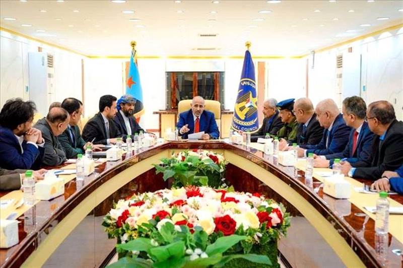 غير مبال بالرفض الاقليمي والدولي ...الانتقالي يعقد اجتماعاً برئاسة الزُبيدي ويؤكد انفتاحه على ترتيبات لحماية الجنوب