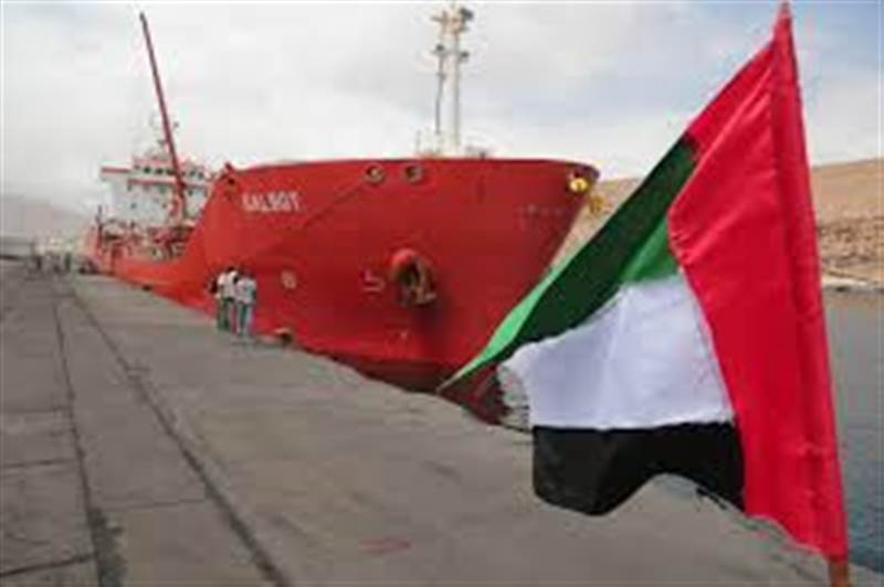 مصادر: باخرة إماراتية ثانية محمّلة بأسلحة ترسو في ميناء المكلا وسط تصعيد عسكري للانتقالي