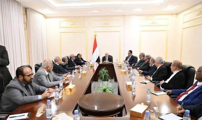 العليمي يطلق تحذيراً حاداً: لا تراجع عن القرارات السيادية.. وحسم ملف الوجود العسكري الإماراتي بات وشيكاً