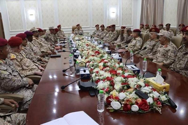 عاجل : القيادات العسكرية بقيادة وزير الدفاع تجتمع في عدن وتؤكد: أي توترات داخل الشرعية تخدم الحوثيين فقط