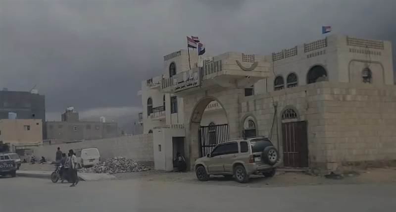 تحت ضغط سعودي.. إنزال العلم الإماراتي من مبنى السلطة المحلية في سقطرى ورفع العلم اليمني لأول مرة منذ 2018