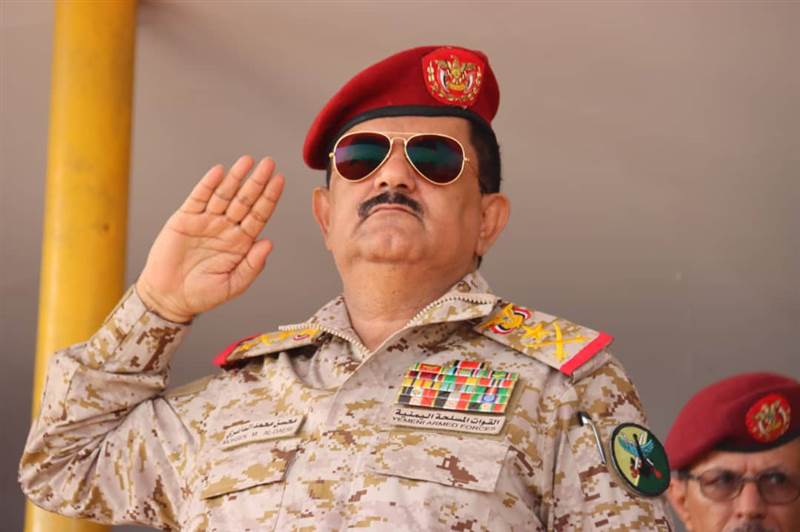 لم يكرر خطأ الرئيس هادي ..العليمي يُقيل وزير الدفاع على خلفية تمرد الانتقالي في حضرموت