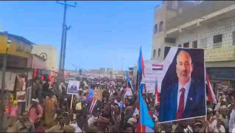 مظاهرة للانتقالي في سقطرى تهاجم السعودية وتلوّح بالانفصال وسط صمت حكومي وتساؤلات عن الدور الإماراتي