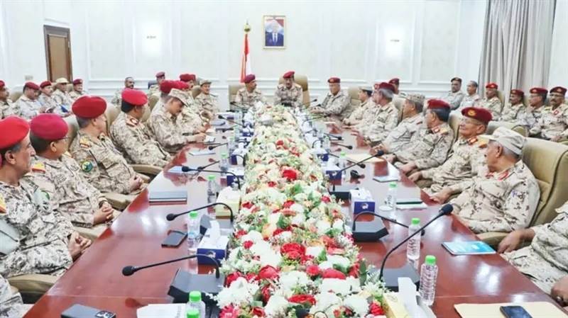 اجتماع عسكري موسع في عدن يؤكد دعم القرارات السيادية وتوحيد المؤسسة العسكرية ورفع الجاهزية القتالية