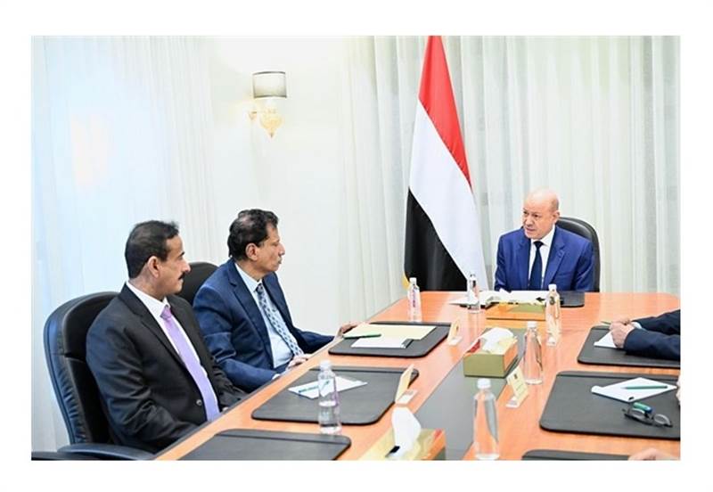 العليمي يشدد على إنهاء المظاهر المسلحة وتعزيز سلطة الدولة في المهرة وشبوة