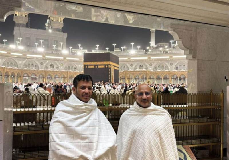 ظهور طارق صالح وعبدالله العليمي من أمام الكعبة بعد أدائهما العمرة يثير تفاعلاً واسعاً