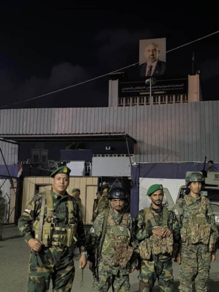 الأمن الوطني يتسلّم مقر الأمانة العامة للمجلس الانتقالي المنحل في عدن وسط انضباط عسكري عالٍ