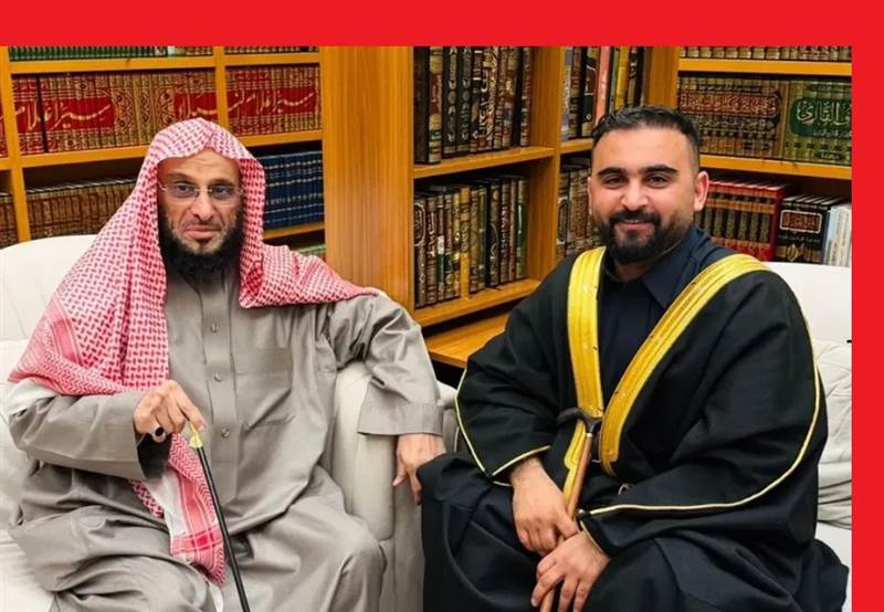 عائض القرني يهدي اليوتيوبر اليمني محمد المسمري "بشتاً وعصا" في لفتة أخوية لاقت تفاعلاً واسعاً