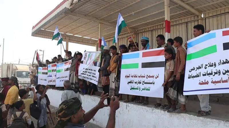 وقفة شعبية في الخوخة تطالب بانسحاب تشكيلات طارق صالح وتمكين أبناء تهامة من إدارة أرضهم