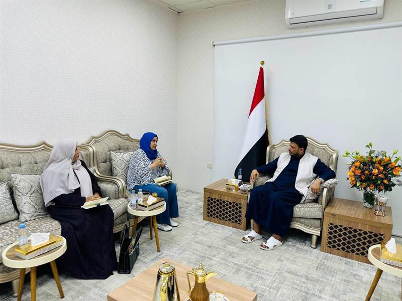 العليمي يلتقي وزيرتي الشؤون القانونية وشؤون المرأة ويؤكد: تمكين المرأة أولوية في مرحلة استعادة الدولة