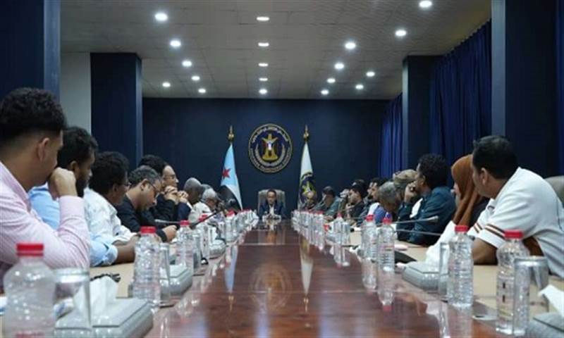 تصعيد خطير في عدن.. الانتقالي المنحل يرفض انعقاد الحكومة ويهاجم مشاركة وزراء الشمال