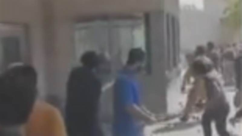 اقتحام القنصلية الأميركية في كراتشي بعد مقتل خامنئي.. قتلى وجرحى في احتجاجات دامية