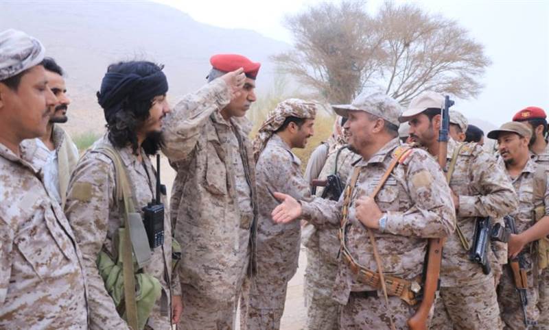 قائد المنطقة الثالثة يعايد المرابطين في جبهات مأرب ويشيد بجهوزيتهم القتالية