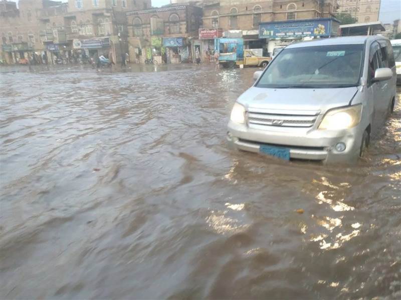 منخفض جوي يضرب حضرموت.. أمطار غزيرة تغمر شوارع الشحر وتحذيرات من السيول