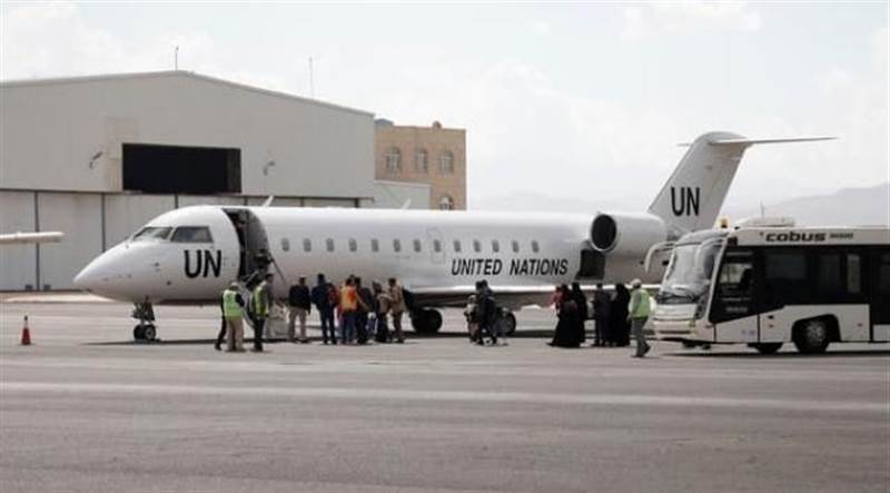 طائرة أممية تنقل قيادات حوثية بارزة عبر مطار صنعاء.. وتحركات تثير تساؤلات حول ترتيبات ما خلف الكواليس