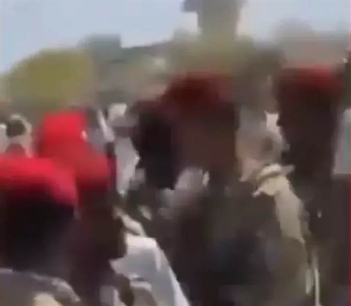 الرئيس الصومالي ينجو من هجوم بالهاون لحظة هبوط طائرته في بيدوا.. وحركة الشباب تتبنى العملية