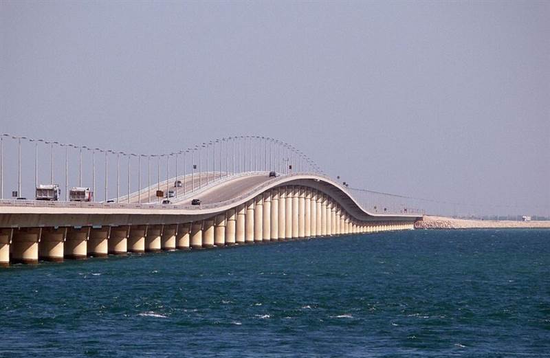 السعودية تغلق جسر الملك فهد احترازياً وسط تنبيهات أمنية ومخاوف من هجوم محتمل