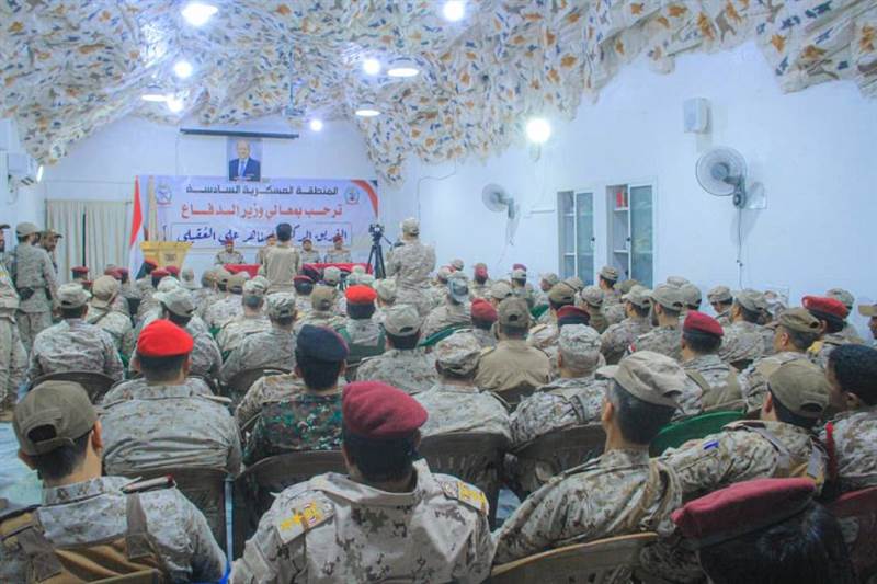 وزير الدفاع من الجوف: أنتم على أعتاب نصر جديد.. وتحرير صنعاء مهمة المنطقة السادسة