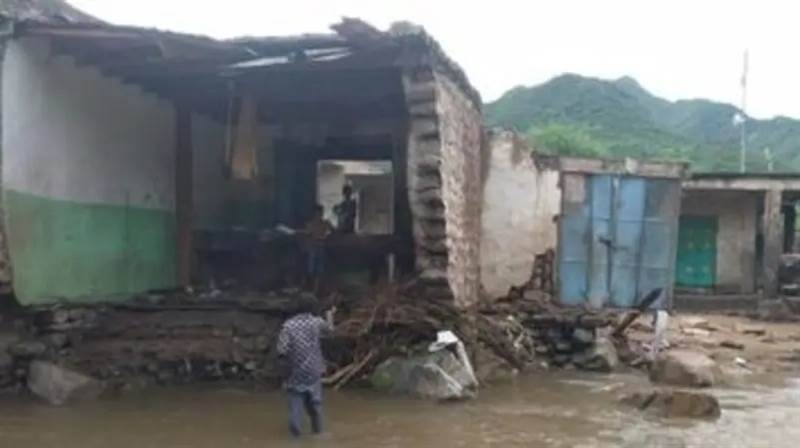 فيضانات اليمن تفجّر كارثة إنسانية جديدة...77 قتيلا وجريحا في 11 محافظة وآلاف المنازل والمآوي دُمّرت