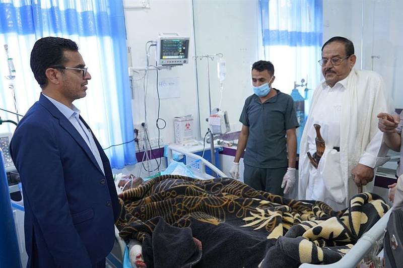 بعد فاجعة الحريق في مأرب.. زيارة رسمية لمصابي الأسرة المنكوبة وتوجيهات برعاية طبية عاجلة