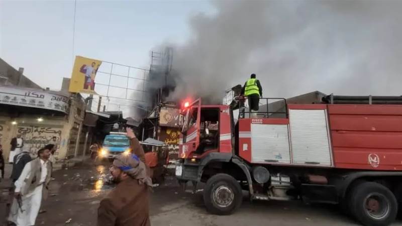 حريق ضخم يضرب سوق الوحدة بصنعاء فجراً.. والدفاع المدني يسيطر على النيران وسط غموض الخسائر