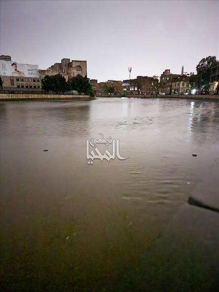 في هذه الأثناء...سيول جارفة تشلّ صنعاء.. أمطار غزيرة تغرق الشوارع وتعطّل حركة السير